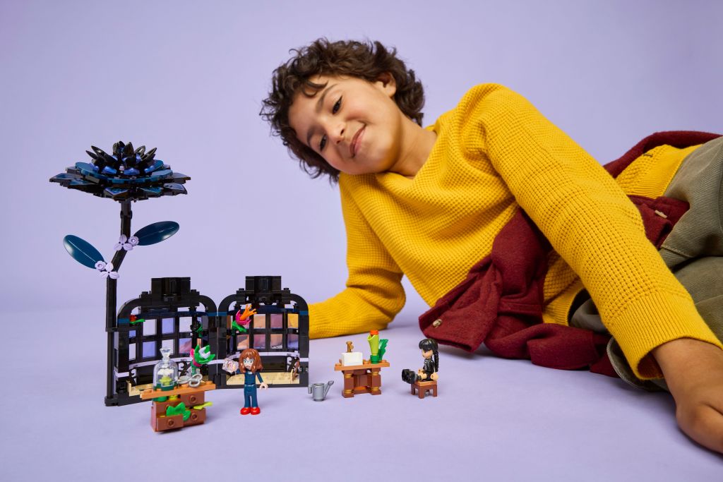 détails LEGO Wednesday 76784 Le Dahlia Noir