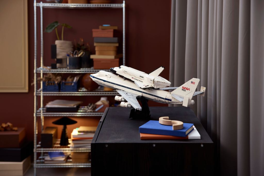LEGO Icons 10360 Le Shuttle Carrier Aircraft
