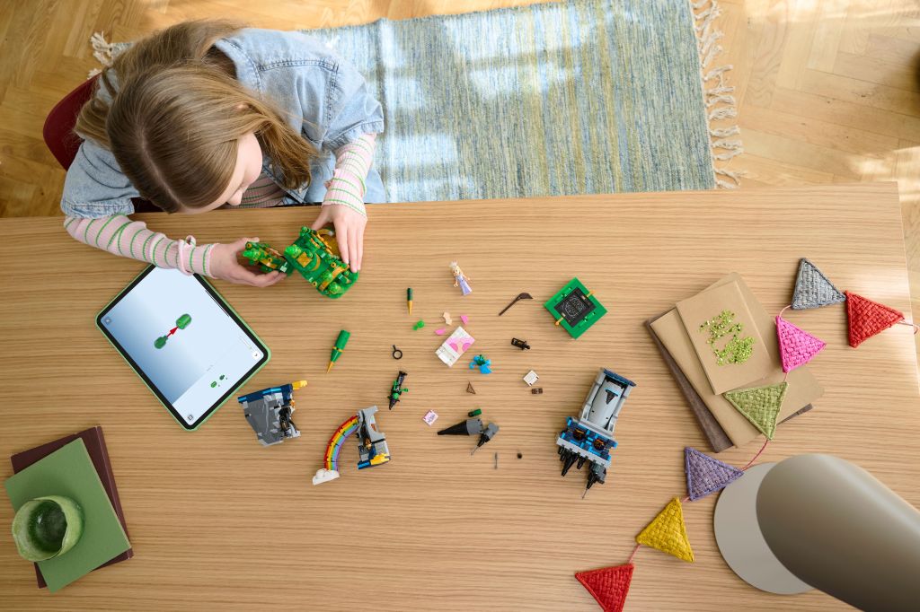 construction LEGO Wicked 75689 Emerald City et le Château de Kiamo Ko