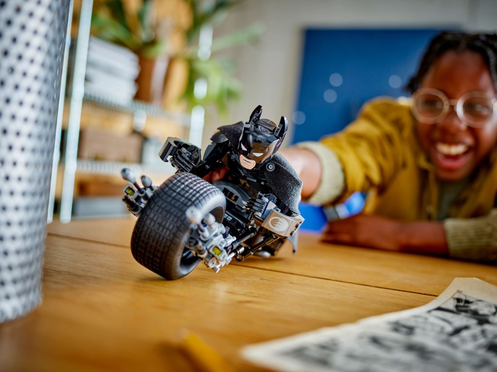LEGO 76273 La figurine Batman à construire et sa moto Bat-Pod