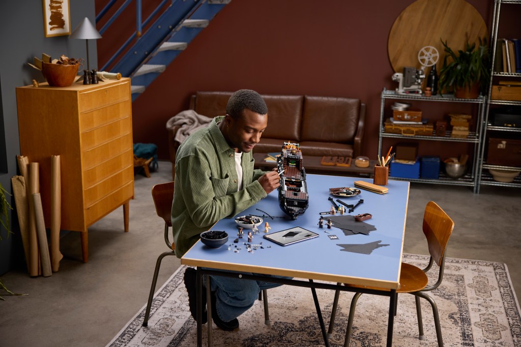 construction LEGO Icons 10365 Le Bateau Pirate du Capitaine Jack Sparrow