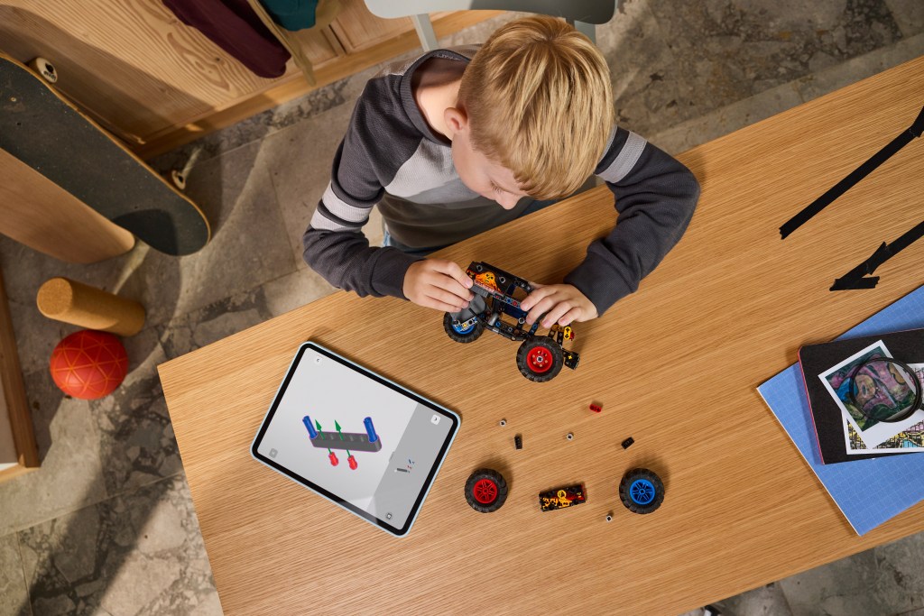 construction LEGO Technic 42219 Monster Jam™ Grave Digger™ – Feu et glace