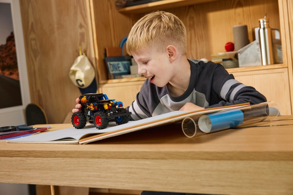 LEGO Technic 42219 Monster Jam™ Grave Digger™ – Feu et glace