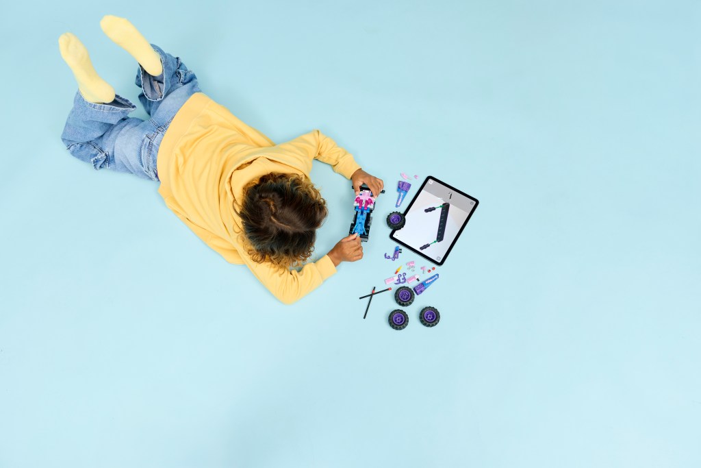 construction LEGO Technic 42220 Monster Jam™ Sparkle Smash™ à rétrofriction