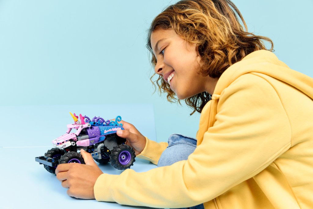 détails LEGO Technic 42220 Monster Jam™ Sparkle Smash™ à rétrofriction