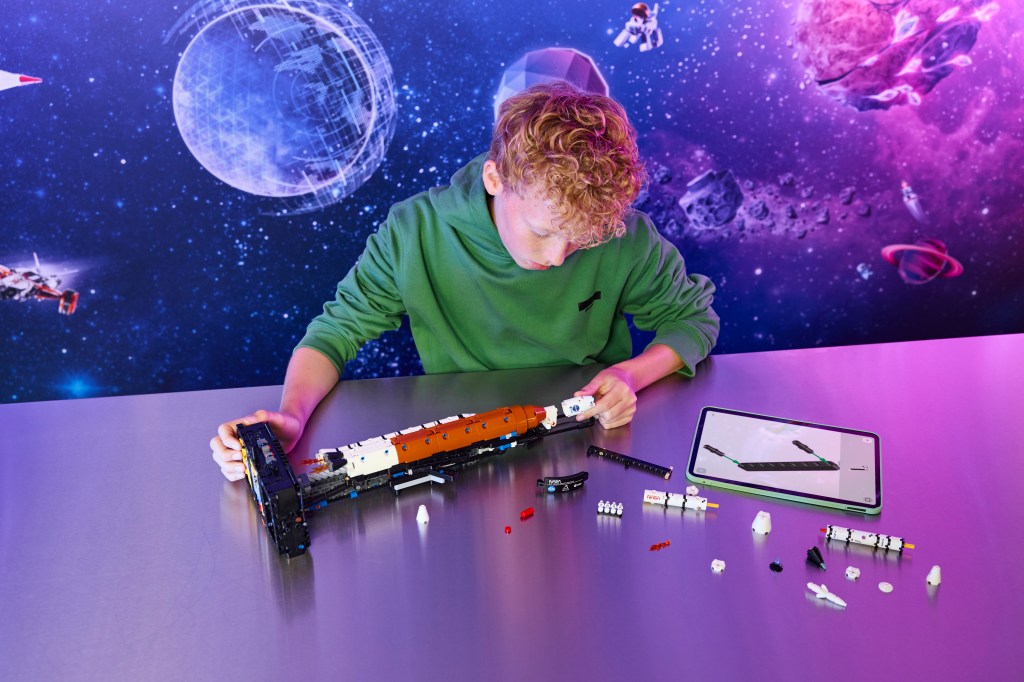 construction LEGO Technic 42221 La fusée SLS NASA Artemis