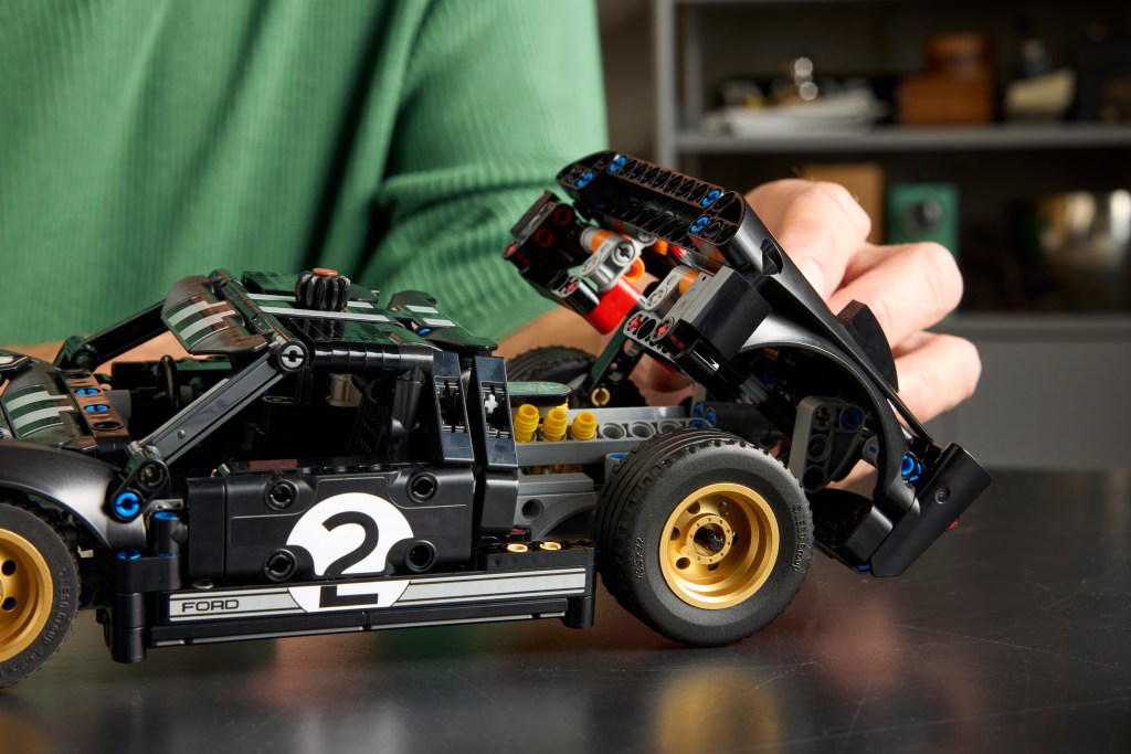 détails LEGO Technic 42223 La voiture de course 1966 Ford GT40 MKII