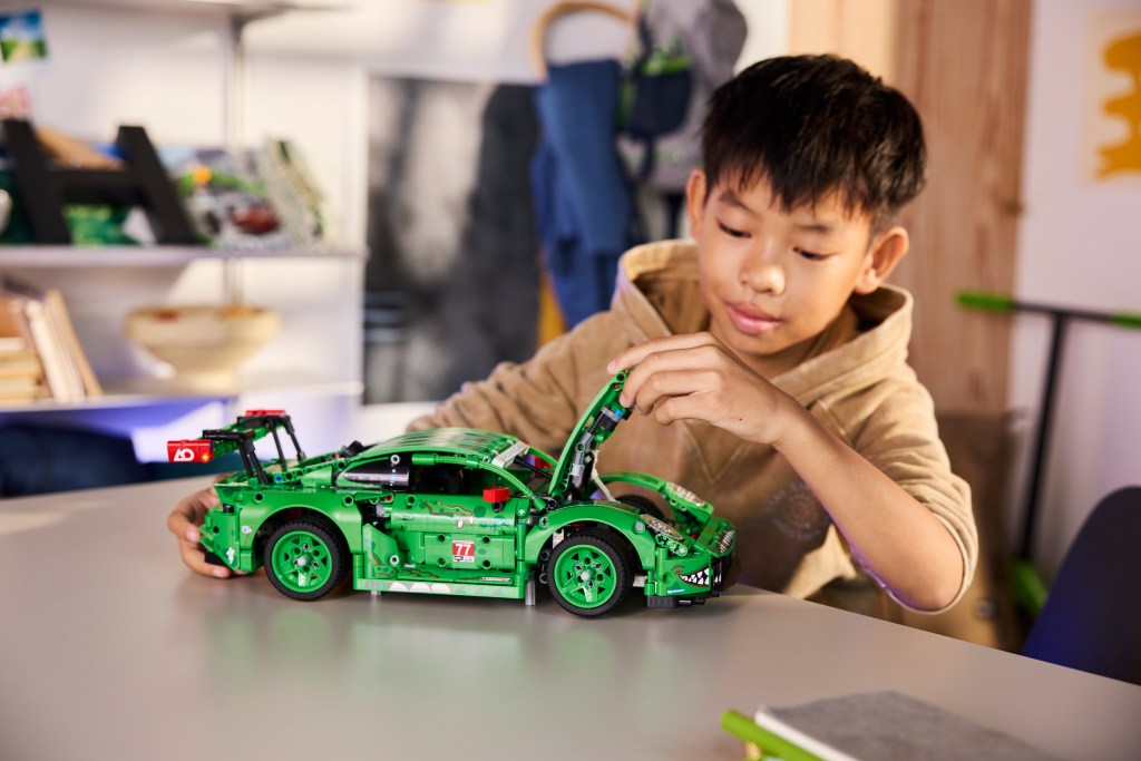 LEGO Technic 42224 Voiture Porsche 911 GT3 R REXY AO Racing