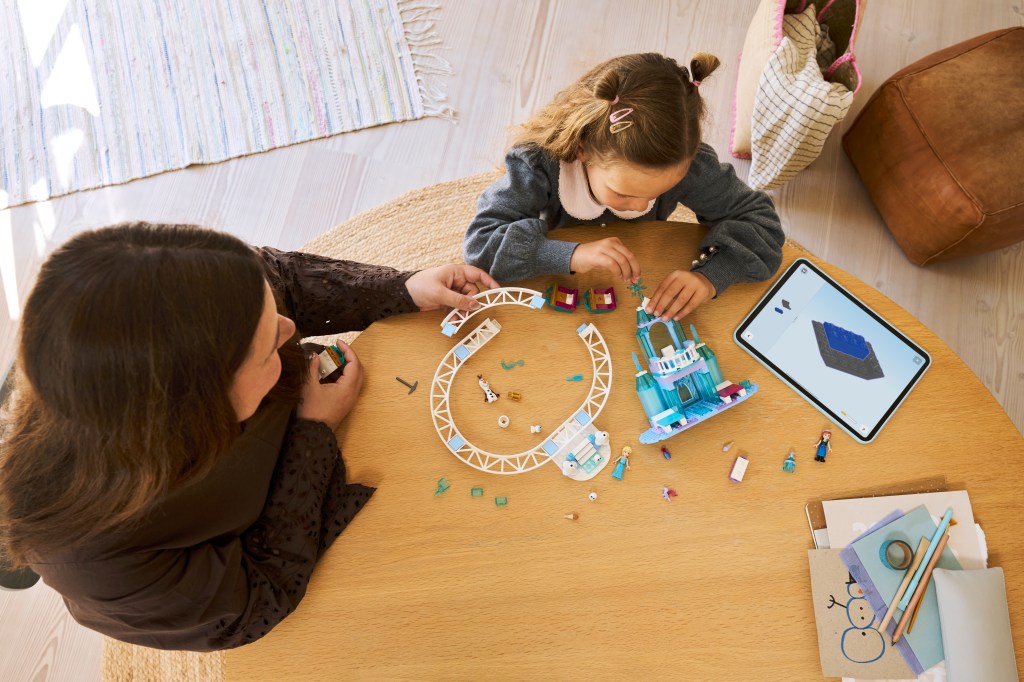 construction LEGO Disney La Reine des Neiges 43281 Le Château de Glace et la Piste Enneigée d’Elsa