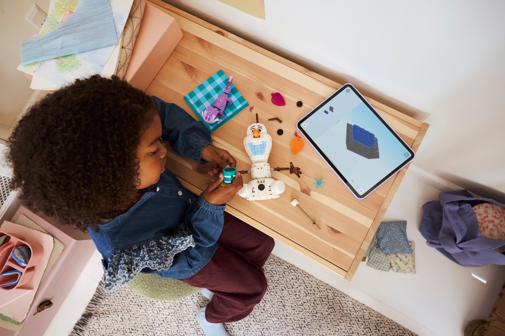 construction LEGO Disney 43287 La Reine des Neiges : le pique-nique d’Olaf et Bruni