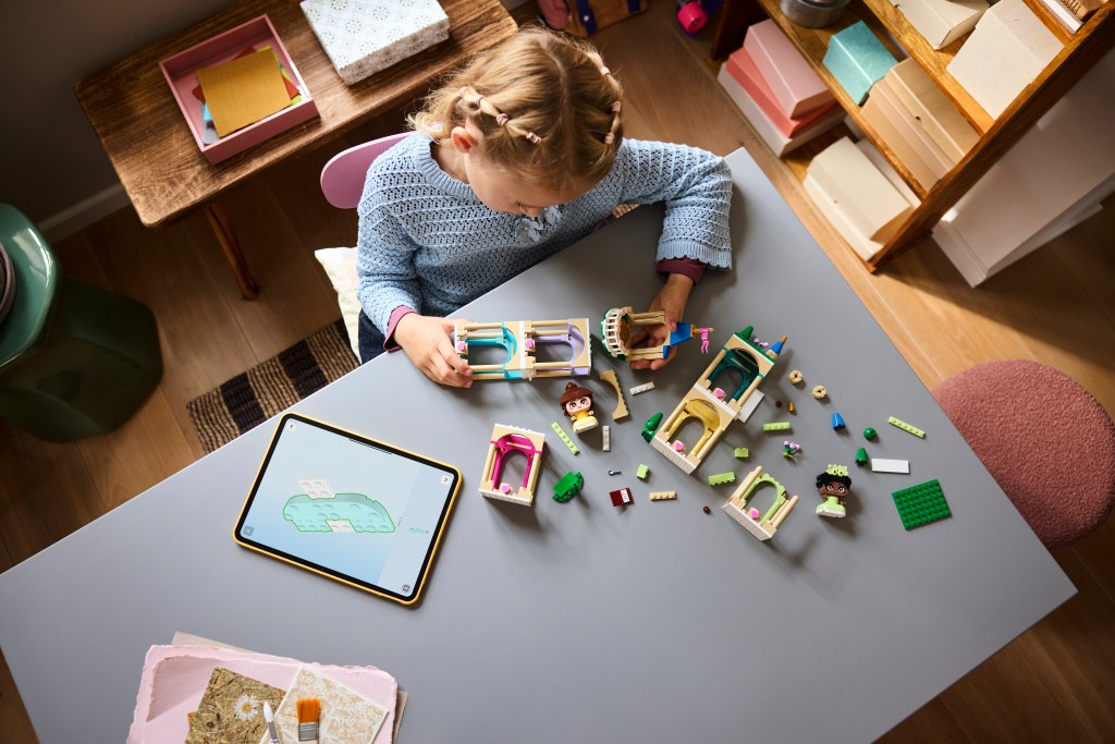 construction LEGO Disney Princess 43291 Belle et Tiana Miniatures avec un Château