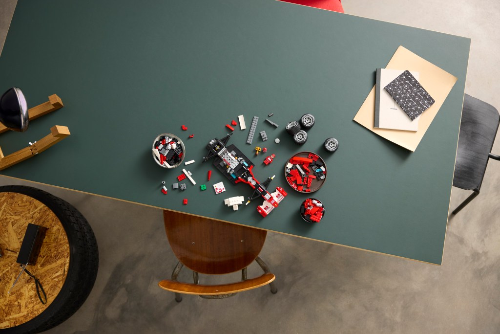 construction LEGO Icons 11375 Ferrari F2004 et Michael Schumacher