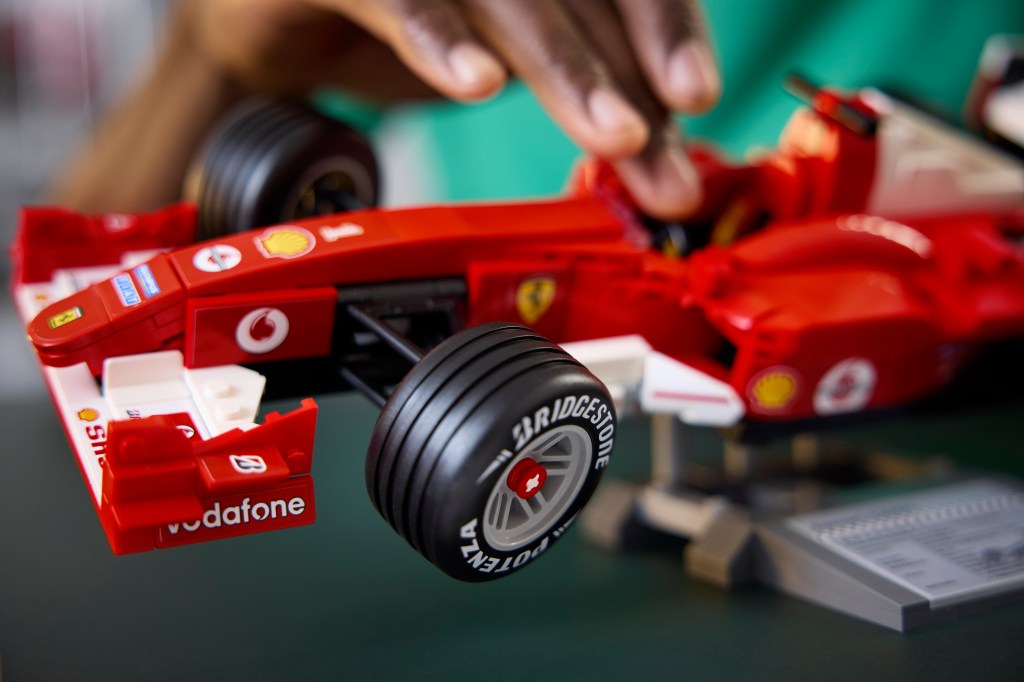 détails LEGO Icons 11375 Ferrari F2004 et Michael Schumacher