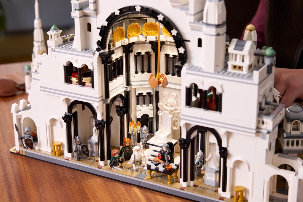 détails LEGO Icons 11377 Le Seigneur des Anneaux : Minas Tirith