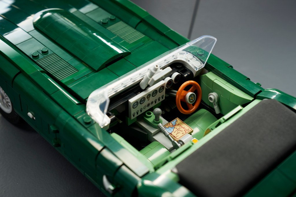 détails LEGO Icons 11381 Jaguar E-Type