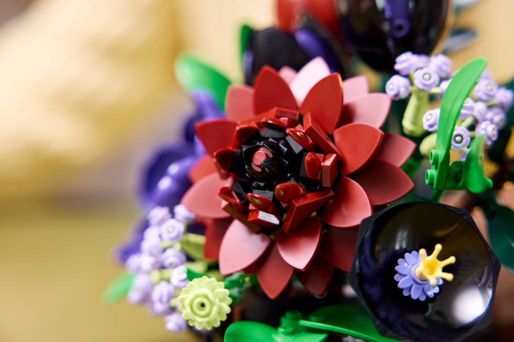 détails LEGO Botanicals 11513 La Composition Florale Sombre
