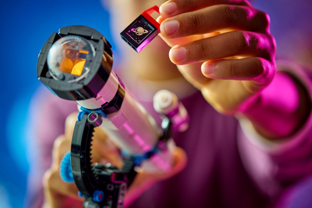 détails LEGO Creator 3-en-1 31378 Le Télescope d’Exploration Spatiale