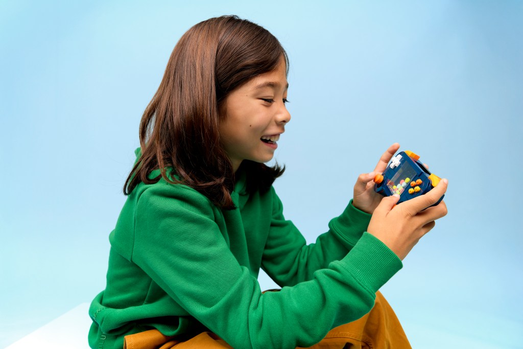 détails LEGO Creator 3-en-1 31380 La Console de Jeu Rétro