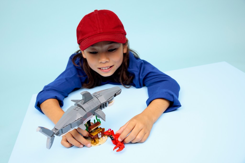 détails LEGO Creator 3-en-1 31381 Le Redoutable Requin et le Coffre au Trésor