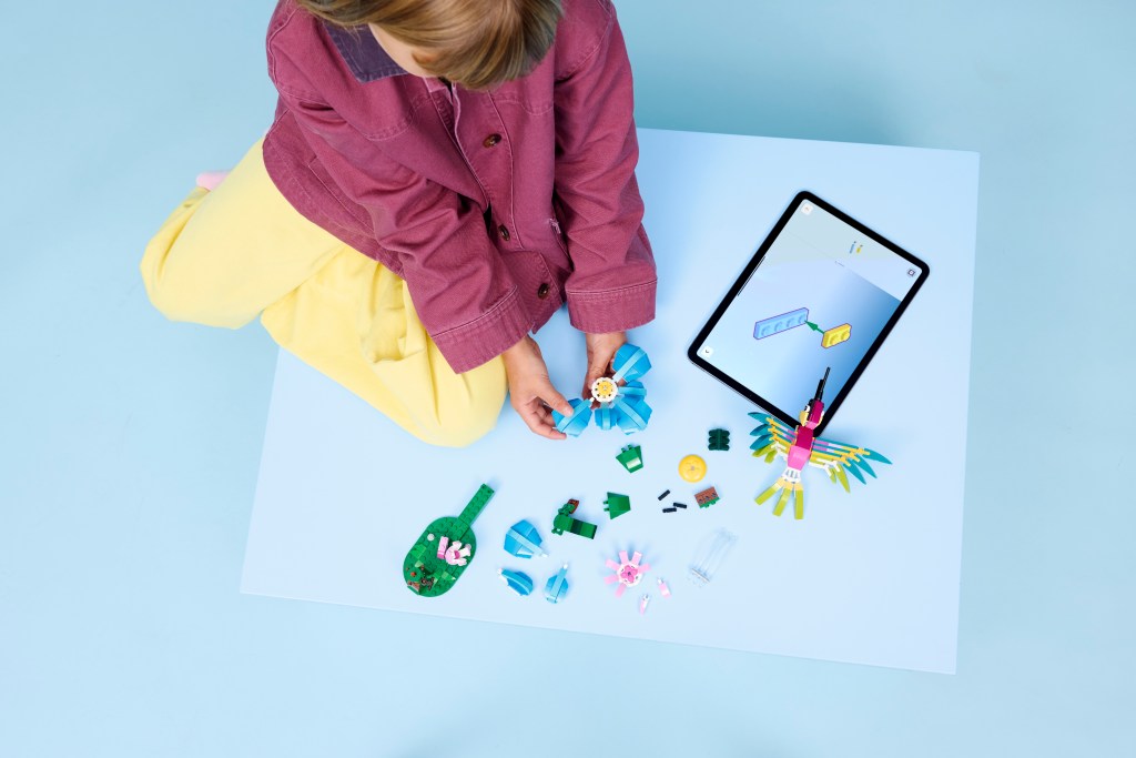 construction LEGO Creator 3-en-1 31384 Animaux Sauvages : le Colibri Coloré