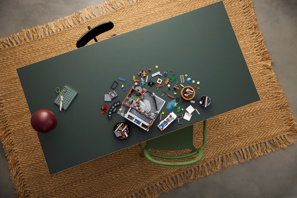 construction LEGO DC Batman 76300 – Arkham Asylum