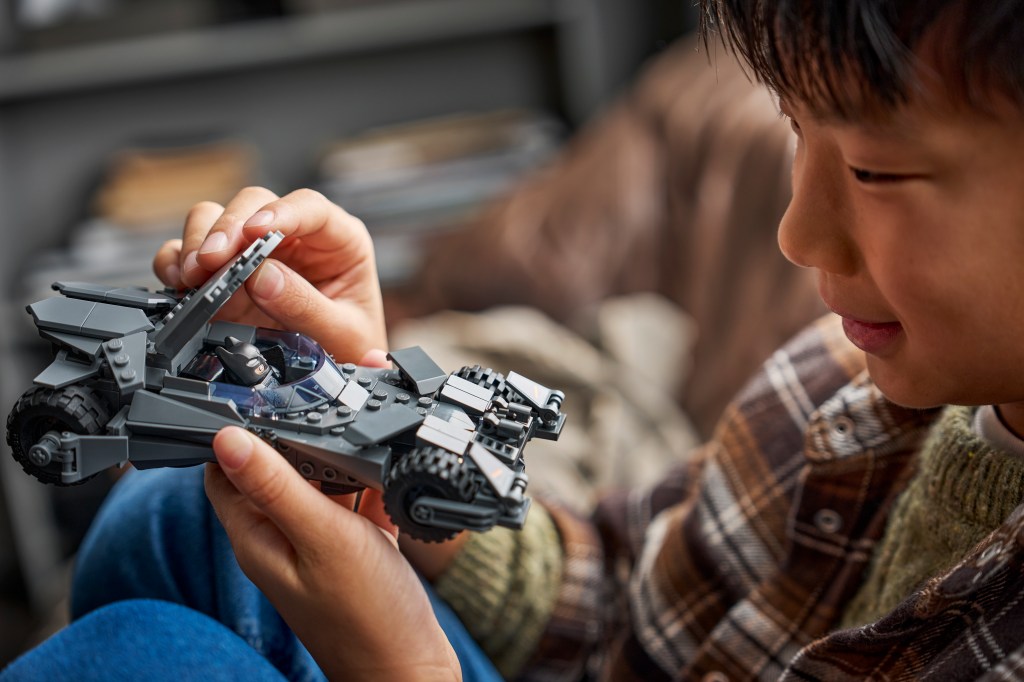 détails LEGO DC Batman 76331 – La Batmobile de Batman v Superman