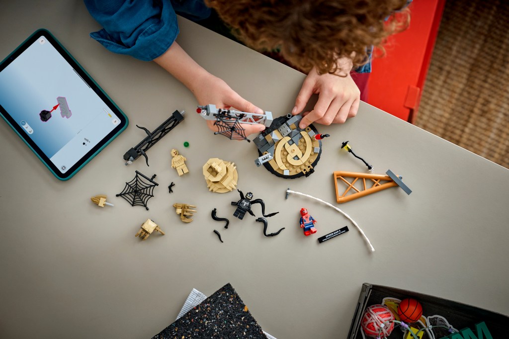 construction LEGO ǀ Marvel 76334 Le Combat Légendaire entre Spider-Man et Sandman