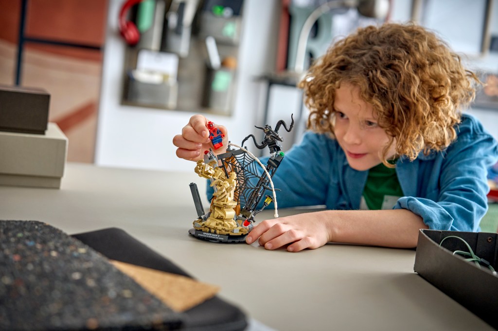 LEGO ǀ Marvel 76334 Le Combat Légendaire entre Spider-Man et Sandman