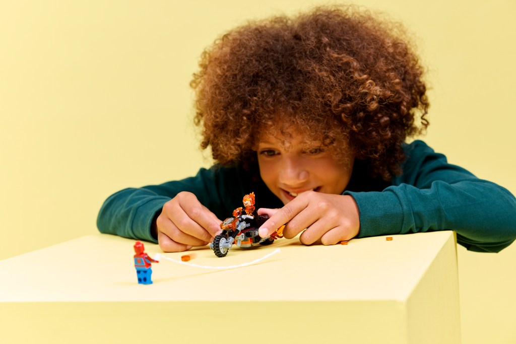 détails LEGO ǀ Marvel 76335 Spider-Man et sa Moto contre Ghost Rider