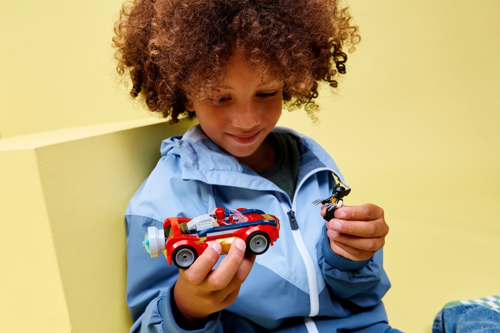 détails LEGO ǀ Marvel 76336 Spider-Man et sa Voiture contre Wolverine Vénomisé