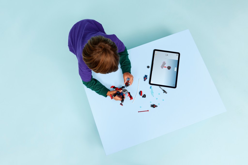 construction LEGO ǀ Marvel 76337 Le Robot de Miles Morales contre Spider-Man 2099