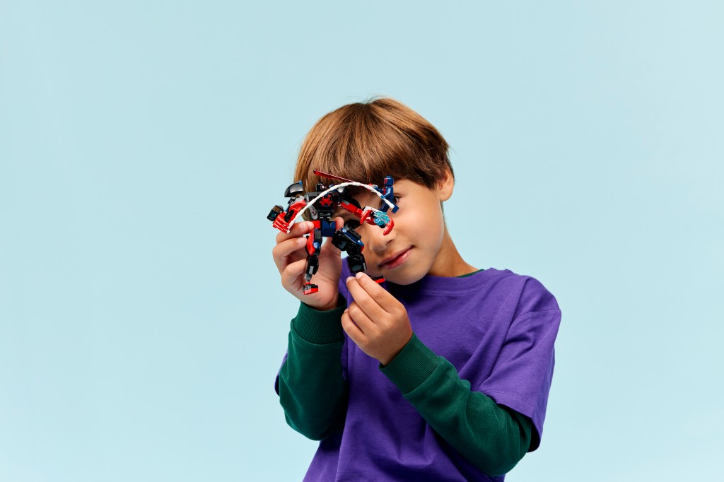 détails LEGO ǀ Marvel 76337 Le Robot de Miles Morales contre Spider-Man 2099