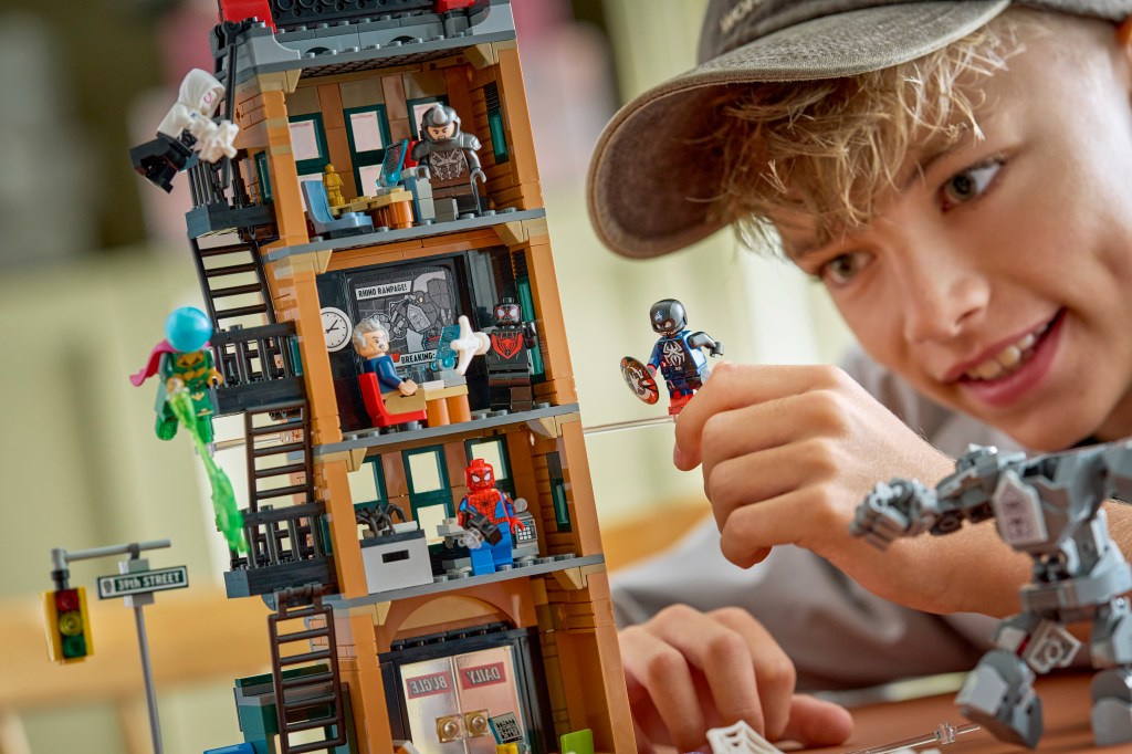 détails LEGO ǀ Marvel 76342 Spider-Man contre Mystério : le Daily Bugle
