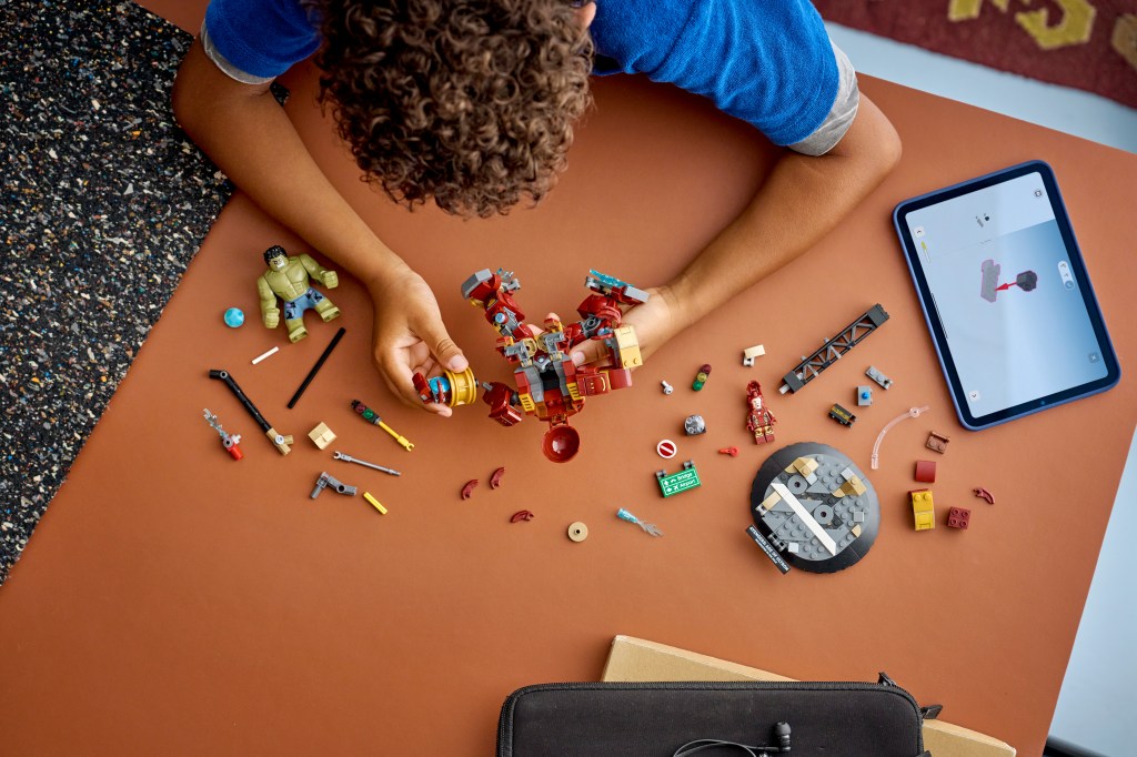 construction LEGO ǀ Marvel 76343 Le Combat Légendaire entre Hulkbuster et Hulk