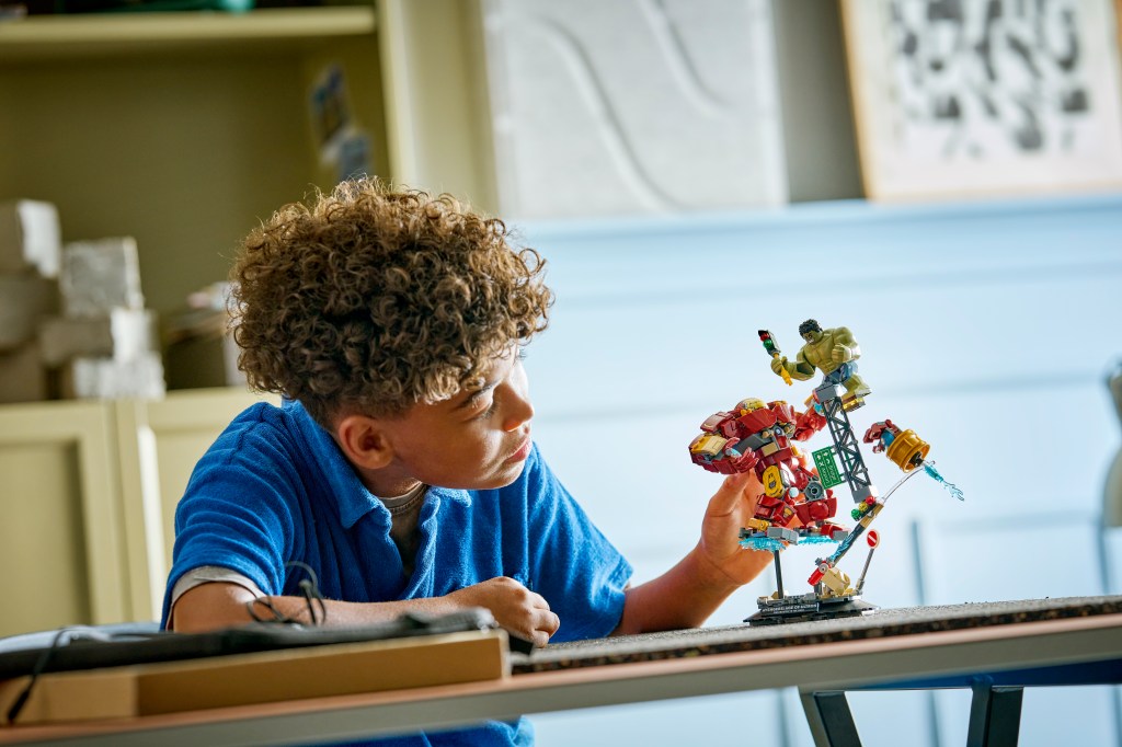 LEGO ǀ Marvel 76343 Le Combat Légendaire entre Hulkbuster et Hulk