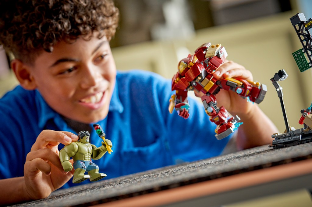 détails LEGO ǀ Marvel 76343 Le Combat Légendaire entre Hulkbuster et Hulk
