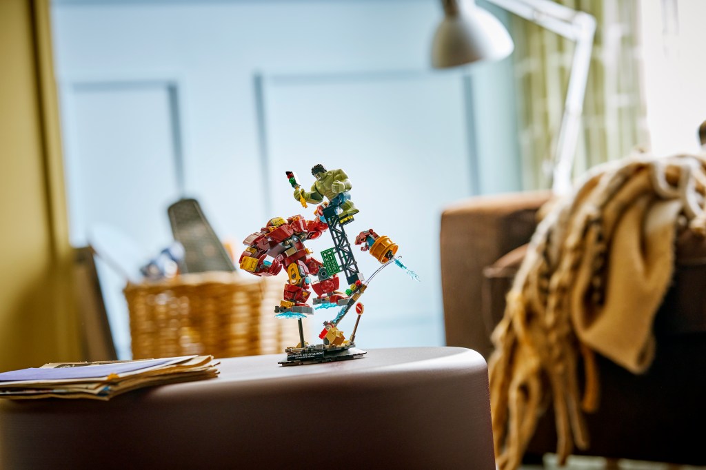 LEGO ǀ Marvel 76343 Le Combat Légendaire entre Hulkbuster et Hulk