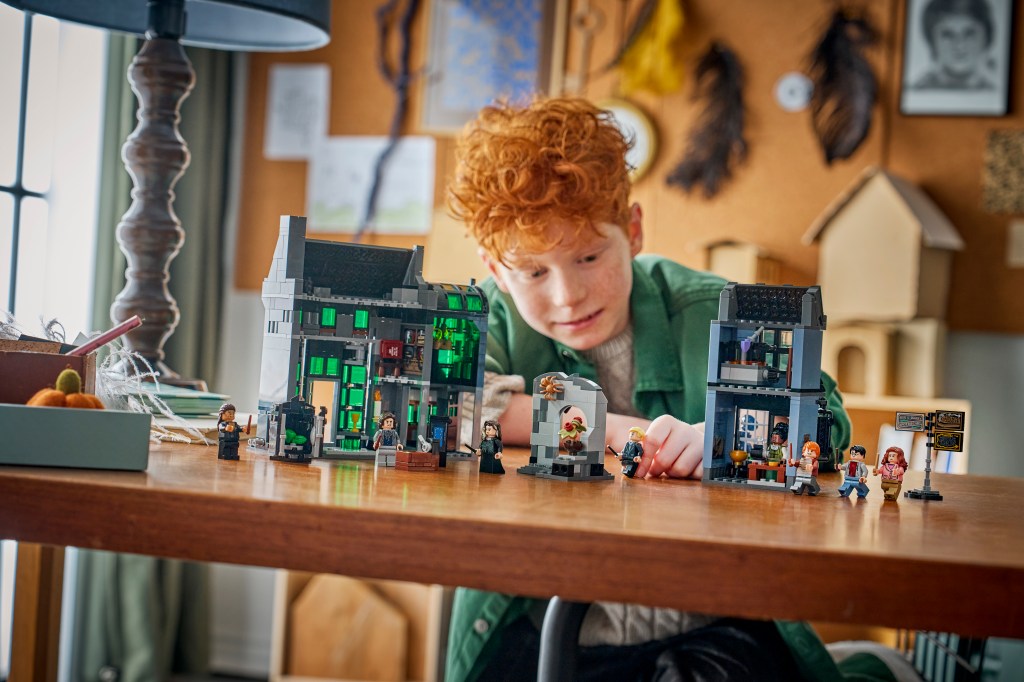 LEGO Harry Potter 76471 Les Boutiques Magiques de l'Allée des Embrumes