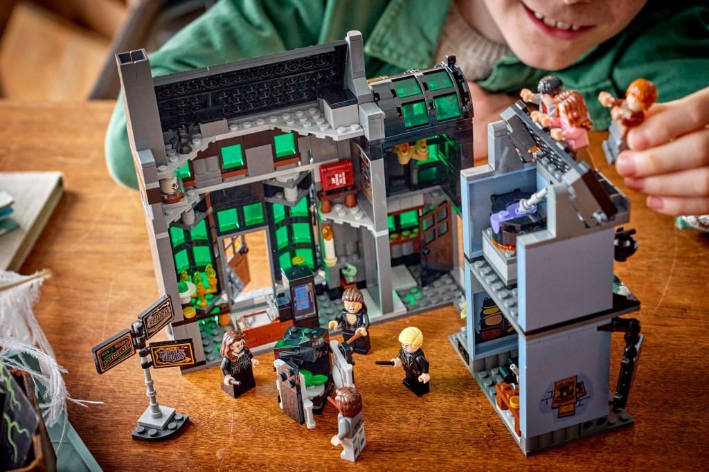 détails LEGO Harry Potter 76471 Les Boutiques Magiques de l'Allée des Embrumes