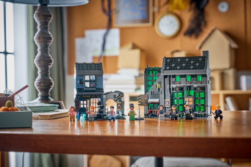 figurines LEGO Harry Potter 76471 Les Boutiques Magiques de l'Allée des Embrumes