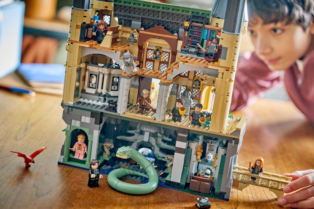 détails LEGO Harry Potter 76473 Le Château de Poudlard : l'Aile Est