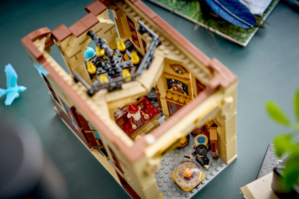 détails LEGO Harry Potter 76478 Book Nook : le Bureau de Dumbledore