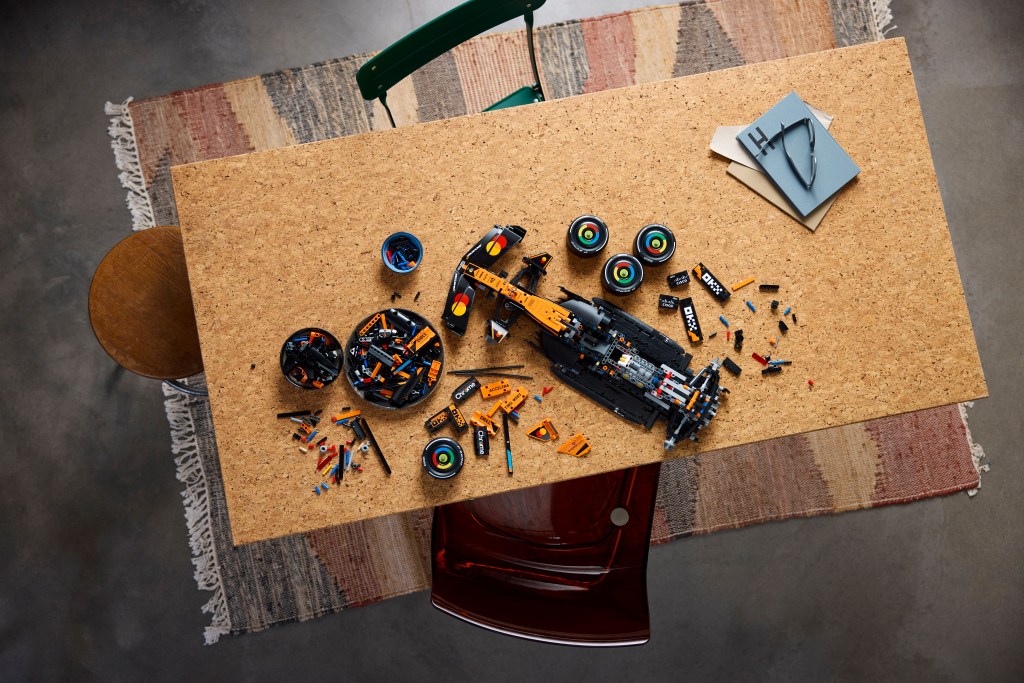 construction LEGO Technic 42228 Voiture McLaren MCL39 F1