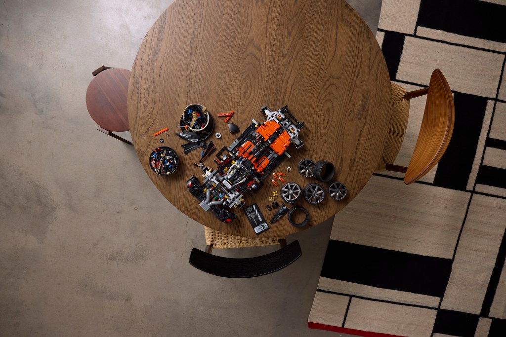 construction LEGO Technic 42232 Megacar Sadair's Spear de Koenigsegg