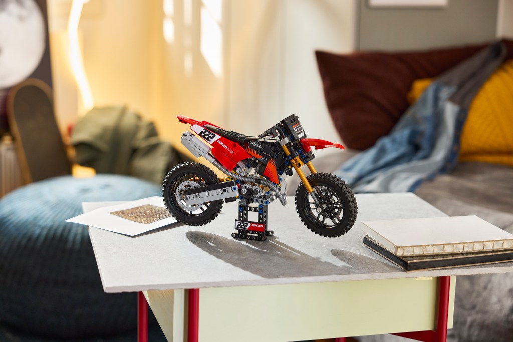 LEGO Technic 42238 La Moto Ducati Desmo450 MX Factory