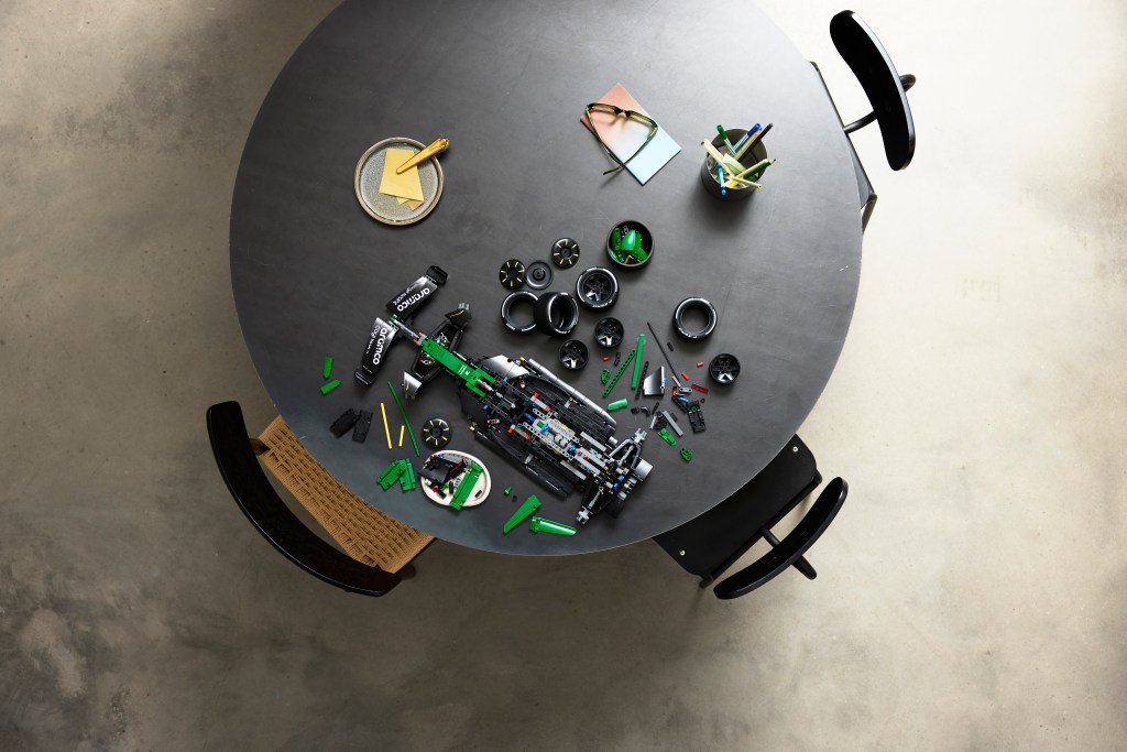 construction LEGO Technic 42240 Voiture Aston Martin Aramco AMR25 F1