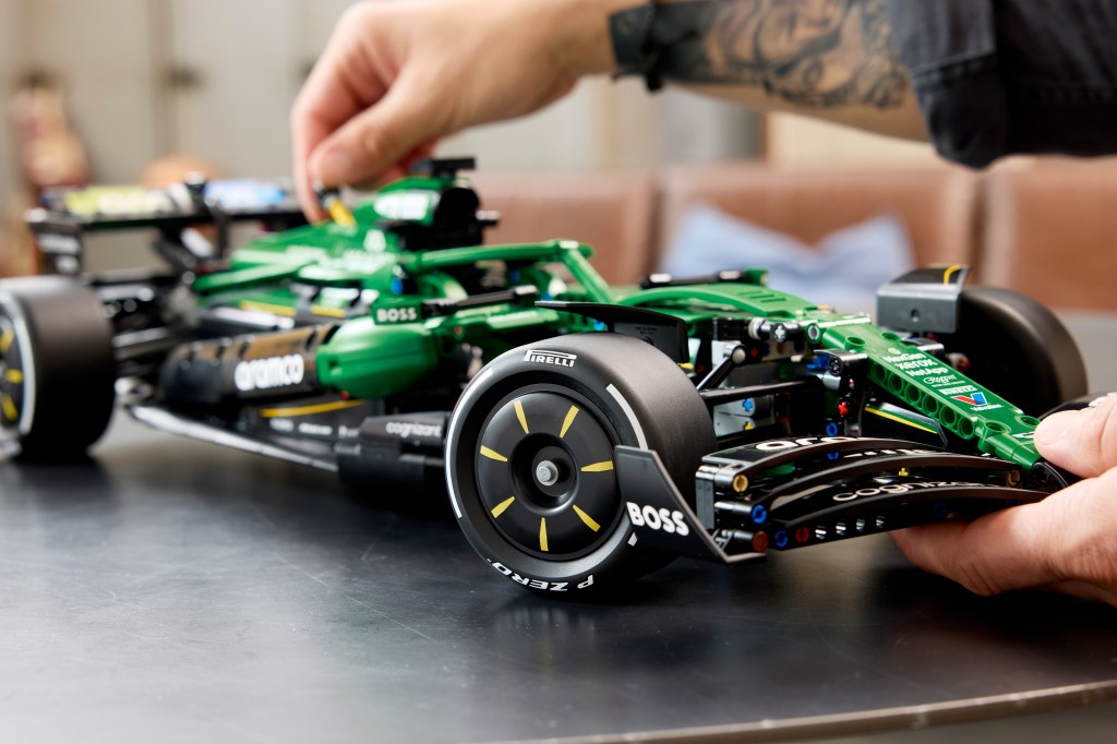 détails LEGO Technic 42240 Voiture Aston Martin Aramco AMR25 F1