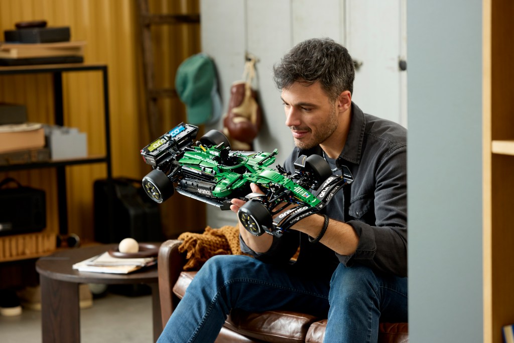 LEGO Technic 42240 Voiture Aston Martin Aramco AMR25 F1