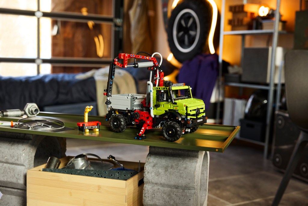 LEGO Technic 42242 Mercedes-Benz Unimog U 5023 avec Grue
