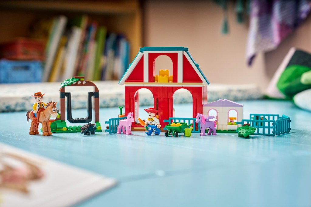 détails LEGO Disney et Pixar Toy Story 5 43304 Le Ranch de Blaze